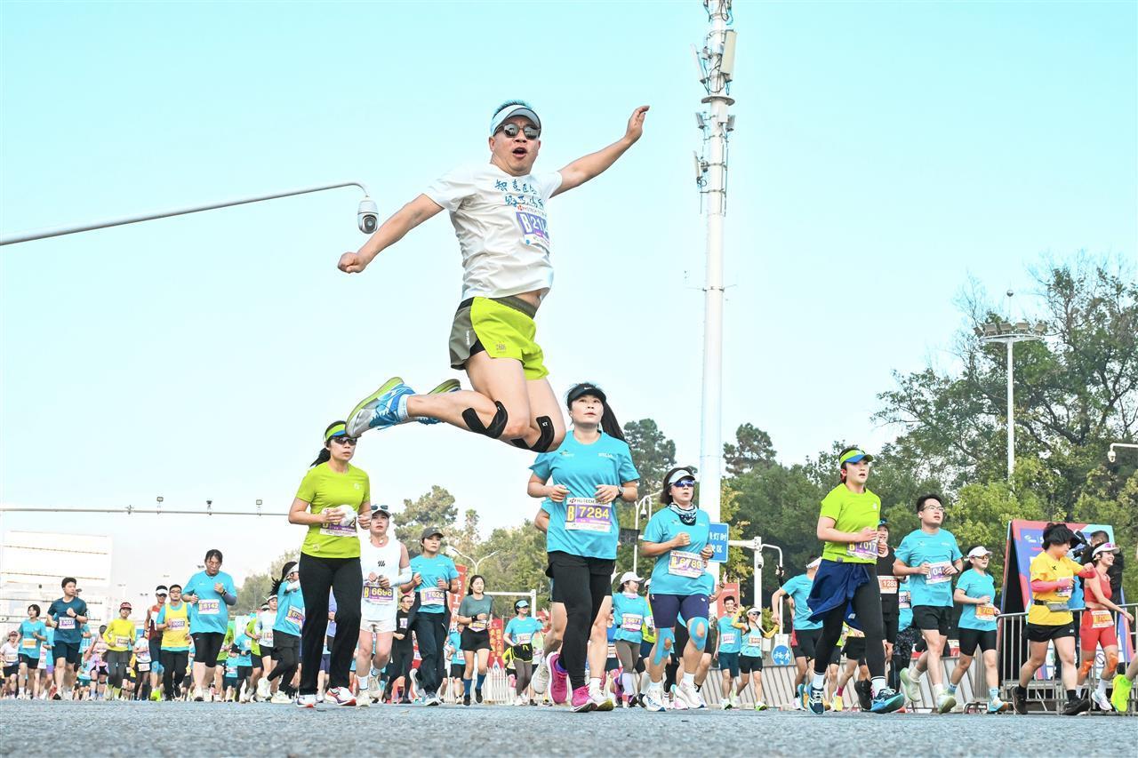 武汉选手打破女子全马纪录，人形机器人击鼓助威，2025光谷马拉松激情开跑