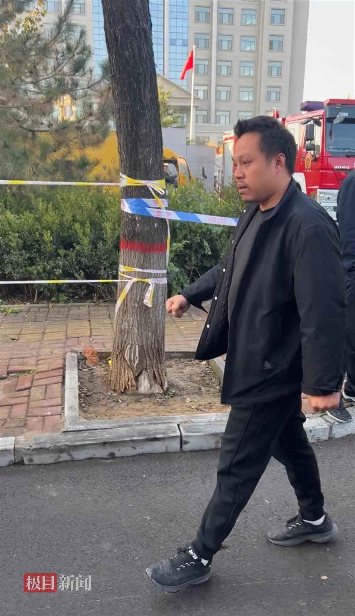 河北一家五口遇害案开庭前，家属展示印有遇害者照片的T恤：带着他们，等一个他们满意的答案