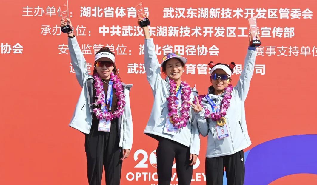 武汉选手打破女子全马纪录，人形机器人击鼓助威，2025光谷马拉松激情开跑