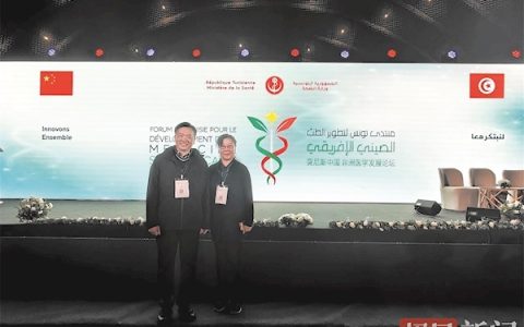 国际航班上外国旅客突发心脏病 两位武汉医生万米高空出手相救