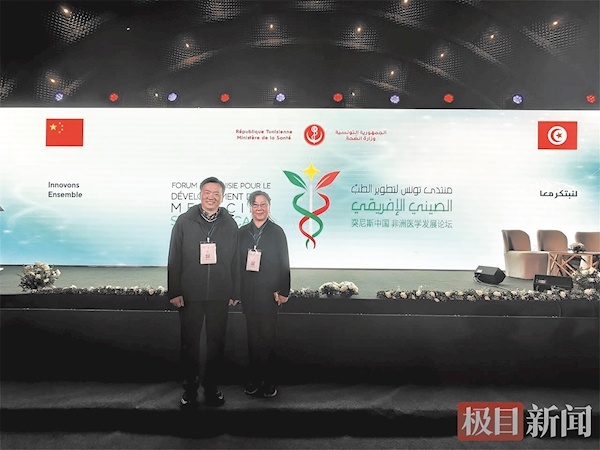 国际航班上外国旅客突发心脏病 两位武汉医生万米高空出手相救