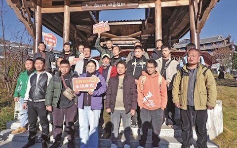 张家界荒野求生赛第三季报名火爆 第一天800人现场报名抽签抽中20人