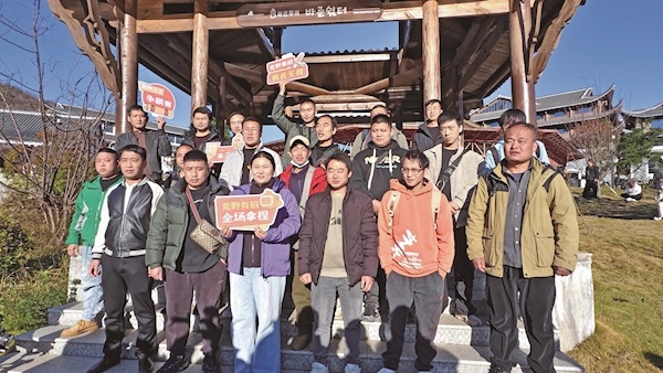 张家界荒野求生赛第三季报名火爆 第一天800人现场报名抽签抽中20人