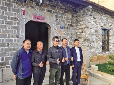 知名男星任贤齐现身江夏老家 感谢村民们帮助修缮祖宅