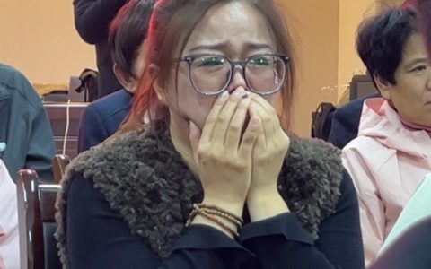 神舟二十一号发射圆满成功，航天员张洪章堂妹捂嘴屏气激动落泪：任务一定圆满完成，等待团聚时刻