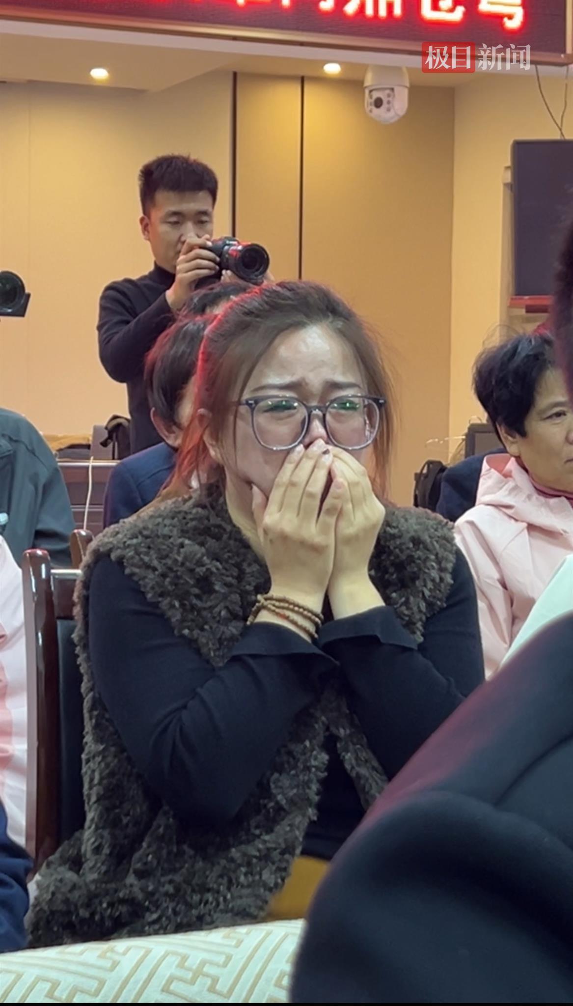 神舟二十一号发射圆满成功，航天员张洪章堂妹捂嘴屏气激动落泪：任务一定圆满完成，等待团聚时刻