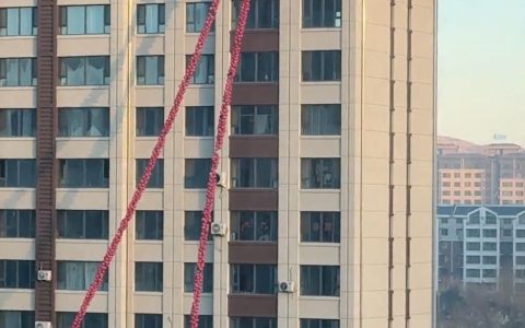 内蒙古一对新人结婚，百米气球飘带从15楼垂下，4000个气球30人吹了3天