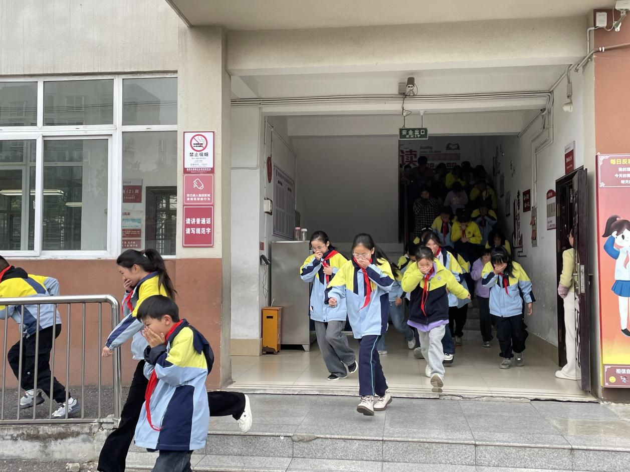 筑牢安全防线 守护成长之路——魏庄小学开展消防安全疏散演练