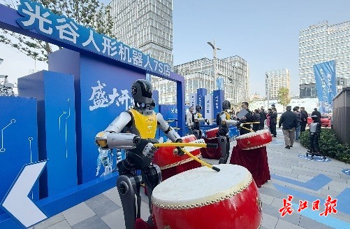 像买车一样买机器人！全国首家人形机器人7S店亮相武汉