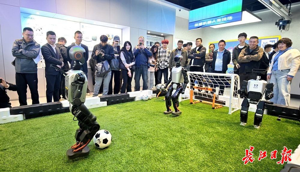 像买车一样买机器人！全国首家人形机器人7S店亮相武汉