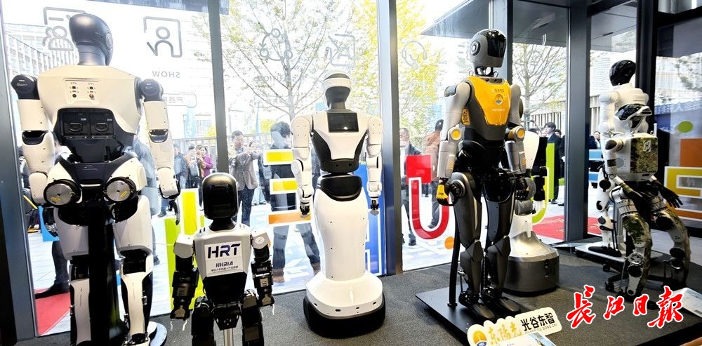 像买车一样买机器人！全国首家人形机器人7S店亮相武汉