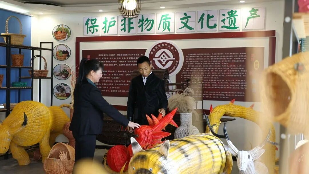 柳条“链”动亿元产值！湖北小镇非遗创新“链”出全会新图景
