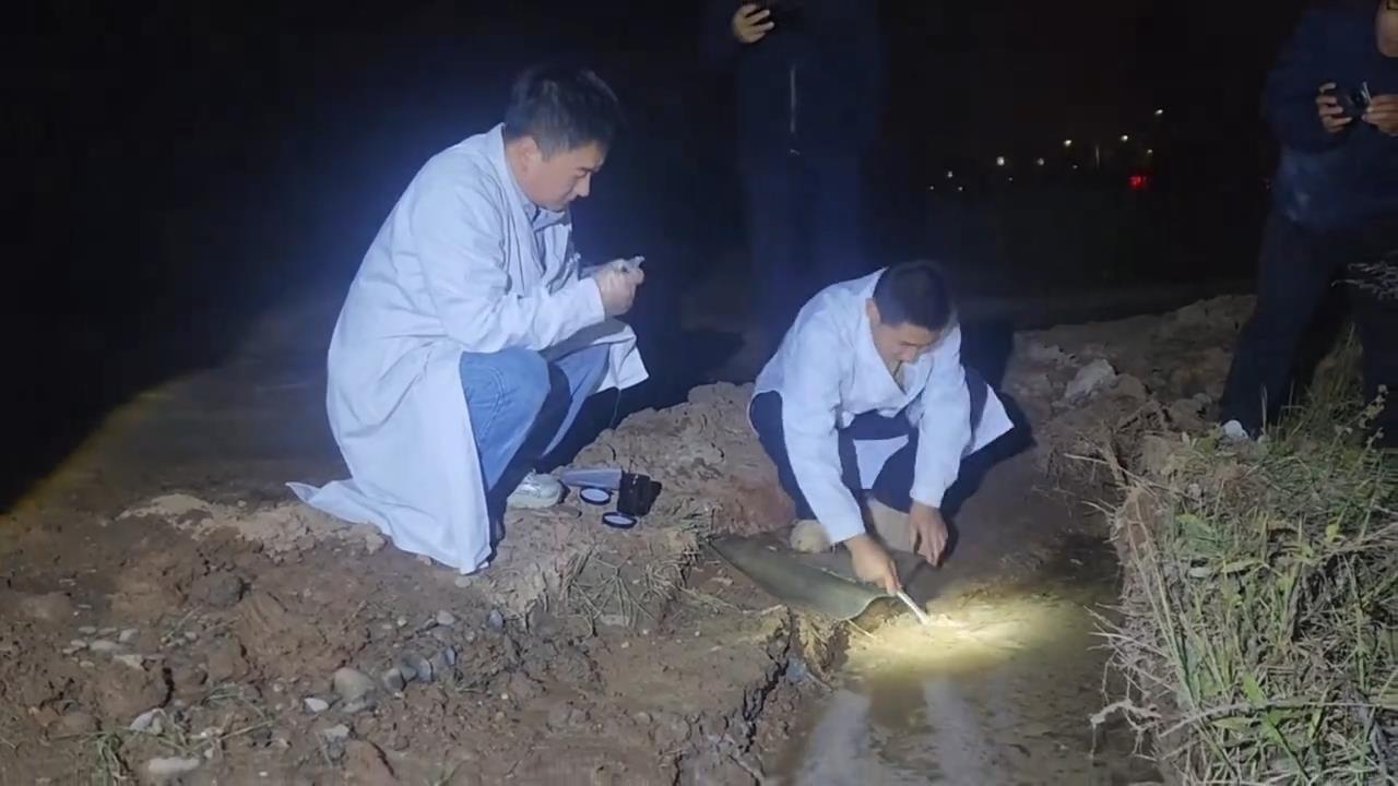 博主称甘肃临夏有货车私自向大夏河中排放粉紫色不明液体，经检测为含高锰酸钾的运鱼水，环保部门回应