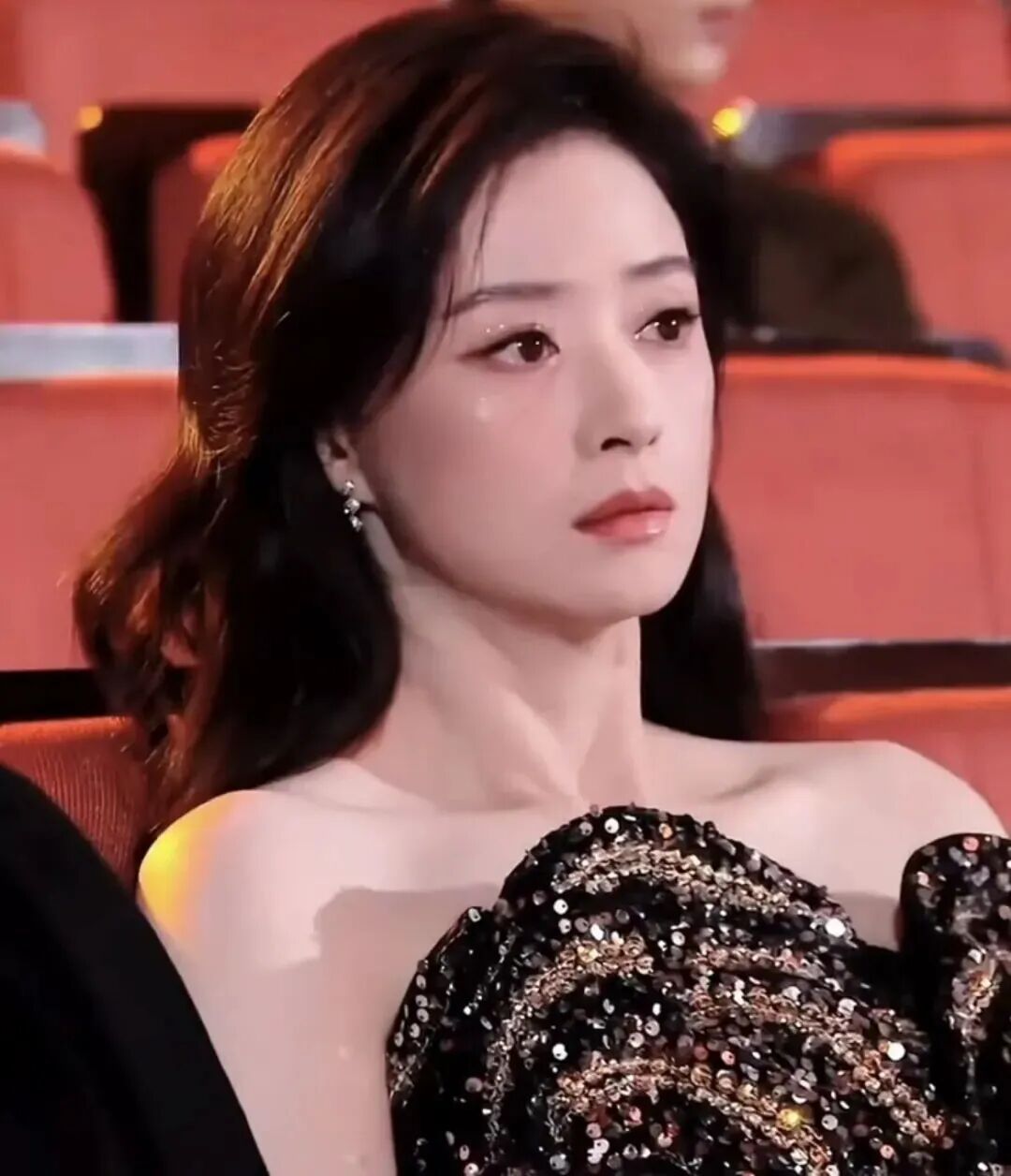 演员蒋欣吃素哭得双眼发红，称不想在红毯上被人觉得丑觉得胖，但又委屈“在家都没吃到好吃的”