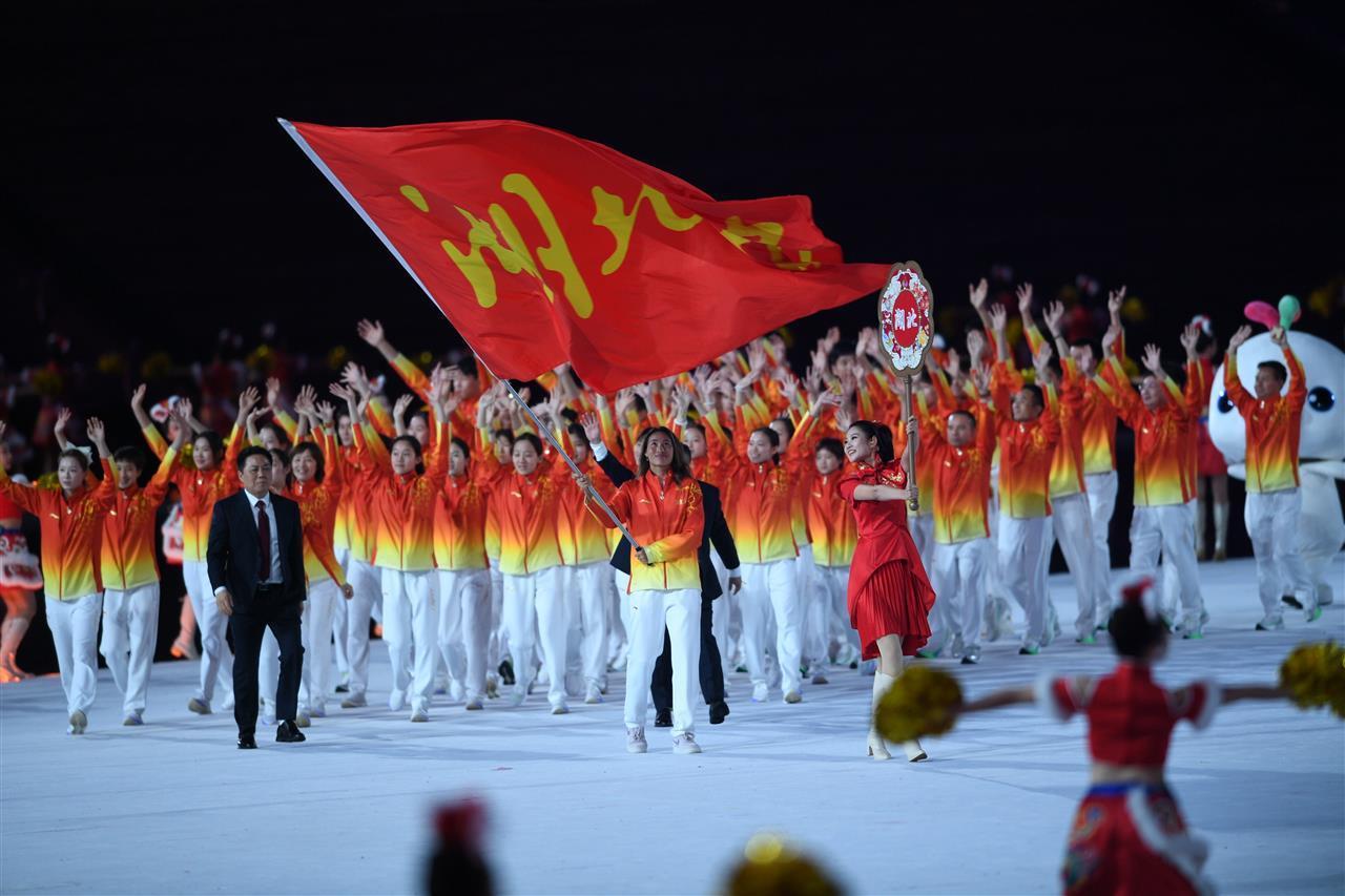 郑钦文摇旗入场！湖北体育代表团亮相十五运会开幕式，湖北健儿已获3金3银2铜