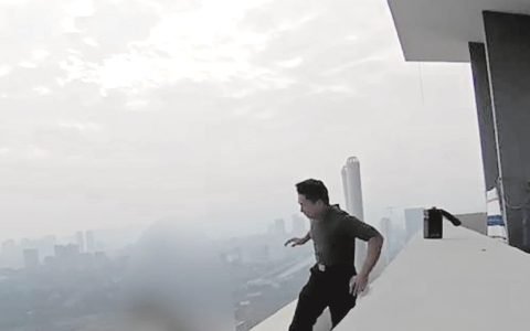 “不要过来！”女子的哭喊声在风中颤抖 民警百米高空飞越围墙将她救起