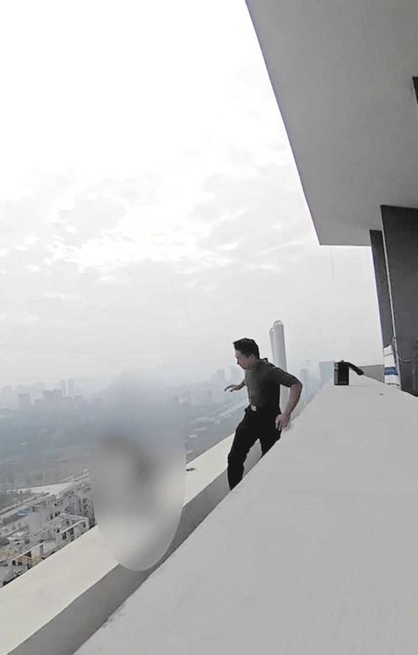 “不要过来！”女子的哭喊声在风中颤抖 民警百米高空飞越围墙将她救起