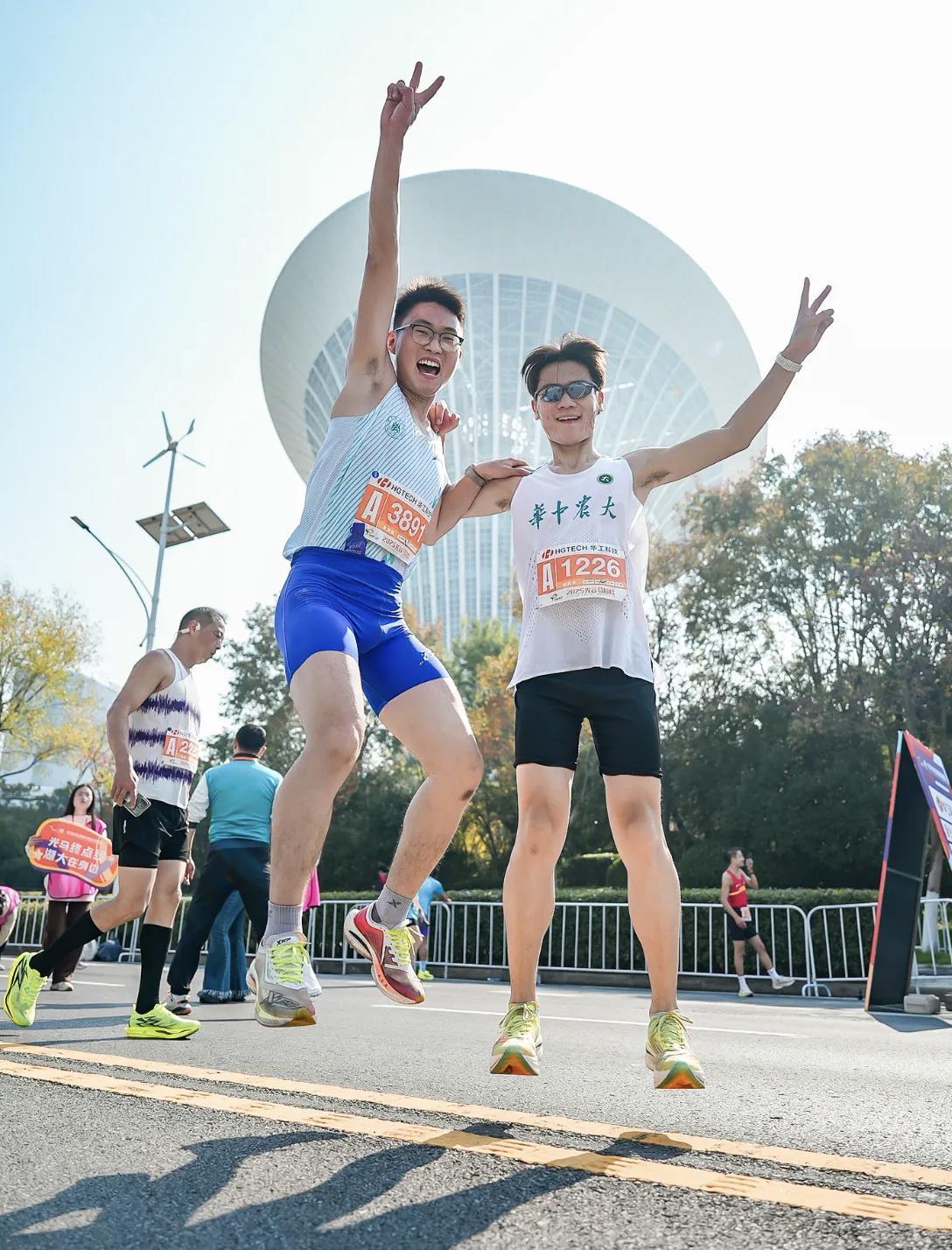 武汉选手打破女子全马纪录，人形机器人击鼓助威，2025光谷马拉松激情开跑