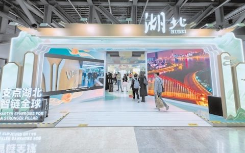 组织1800余家本地采购商参会 参展商数量和观展人数创新高 进博会上湖北签约900多亿元