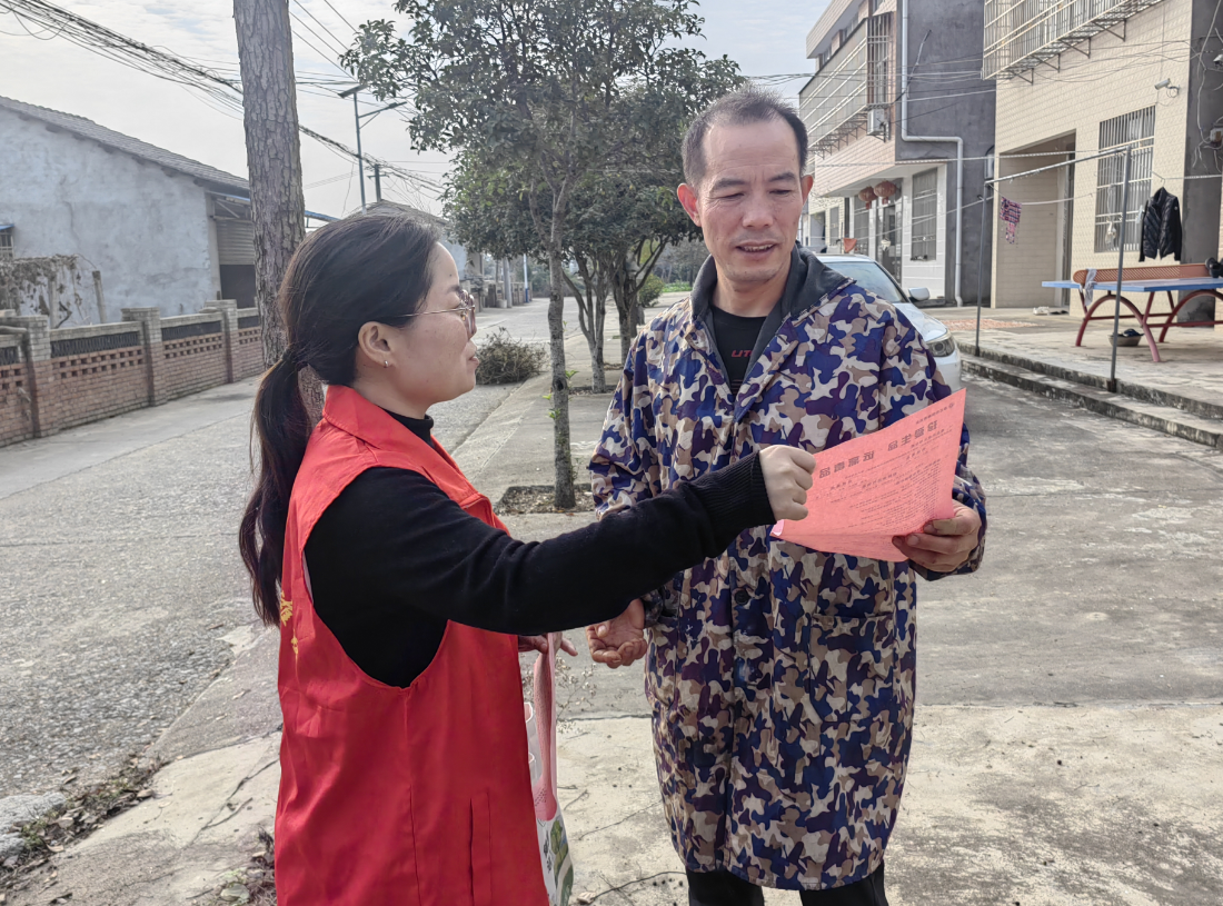 竹根滩镇：入户宣讲禁毒知识 筑牢乡村防毒防线