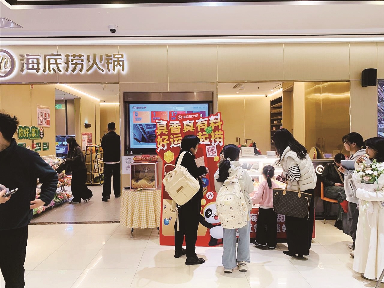 每桌可领一份免费榴莲  让武汉食客直呼惊喜 一海底捞店上新甜品柜出大招