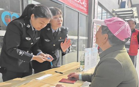 光谷公安将服务前移 社区也能换身份证了