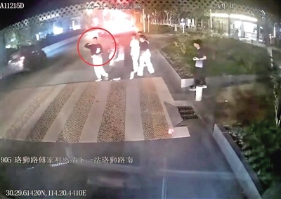 双向奔赴的温暖！武汉公交司机文明礼让，大学生敬礼致谢