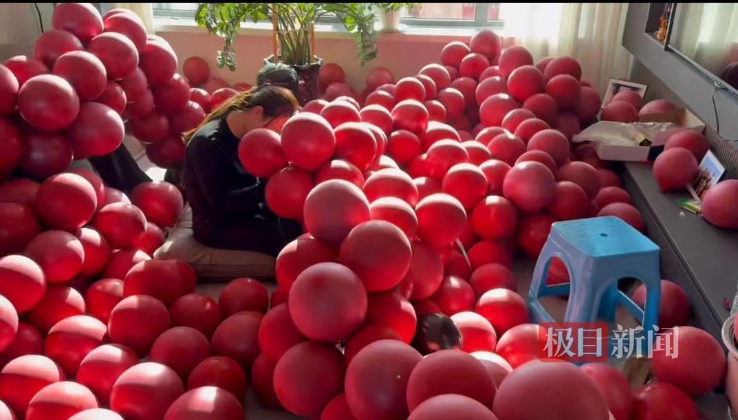 内蒙古一对新人结婚，百米气球飘带从15楼垂下，4000个气球30人吹了3天