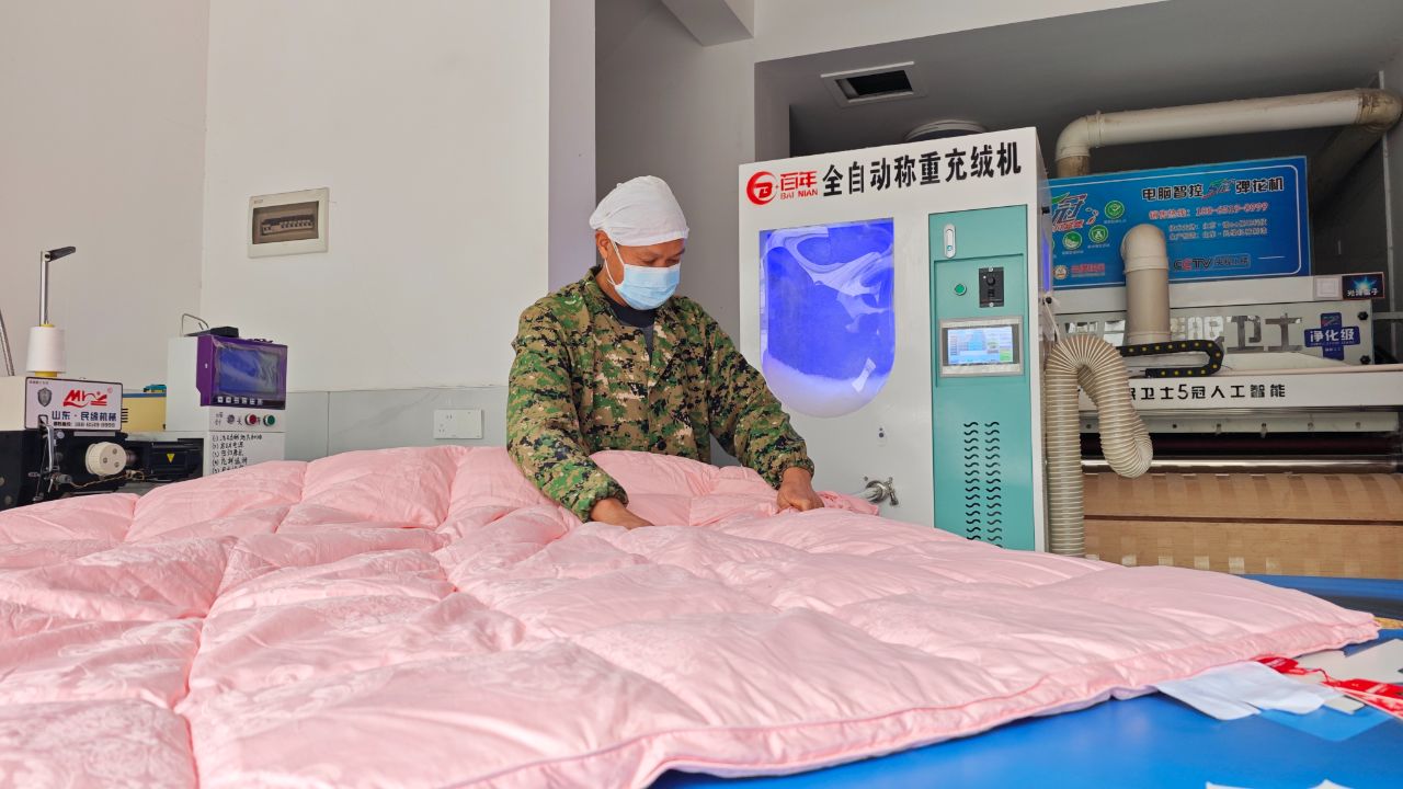 旧羽绒服翻新成厚被 暖意十足