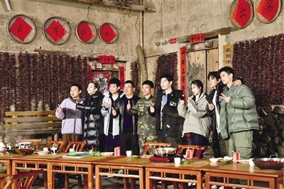 “不抛弃不放弃”成为他创业精神支柱 襄阳“张三多”悬崖上凿出网红景区