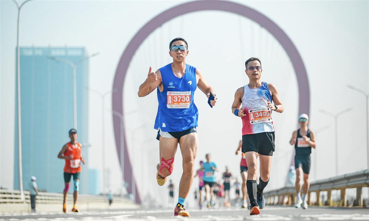 武汉选手打破女子全马纪录，人形机器人击鼓助威，2025光谷马拉松激情开跑