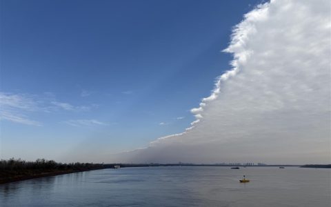 蓝天白云，泾渭分明！武汉上空出现“鸳鸯锅”！气象部门：正是冷锋过境具象化了