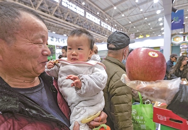 快来看农博会上的“新奇特” 十年葛根重百斤 蔡甸藕王遇挑战