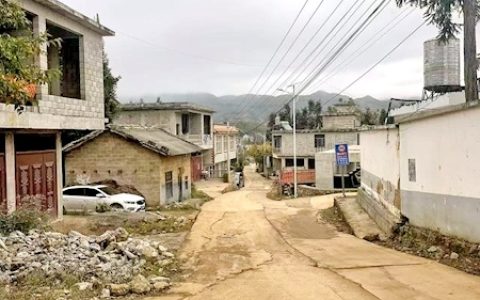 烧玉米叶造烟雾  农村泥地作舞台 泼天流量砸中乡土男团“云南bigbang”