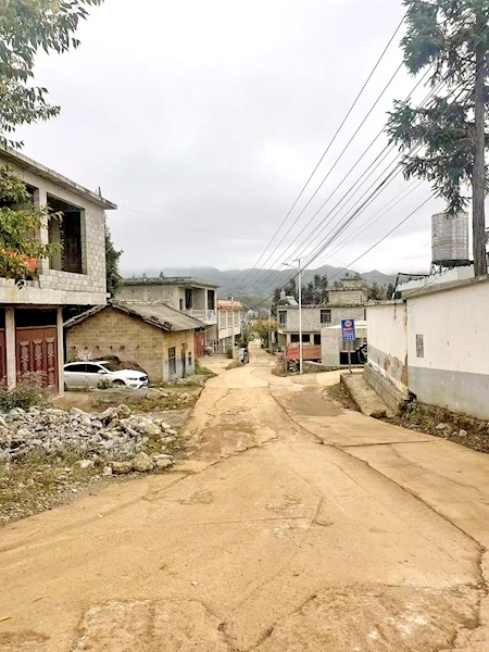 烧玉米叶造烟雾  农村泥地作舞台 泼天流量砸中乡土男团“云南bigbang”