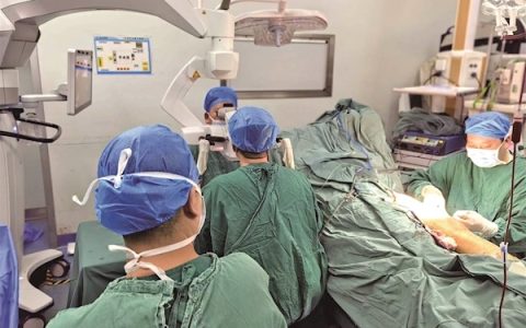 缝线细如发丝，微米间接通血脉，十堰太和医生14小时极致操作 受伤女工左手4指成功移植到右手