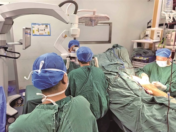 缝线细如发丝，微米间接通血脉，十堰太和医生14小时极致操作 受伤女工左手4指成功移植到右手