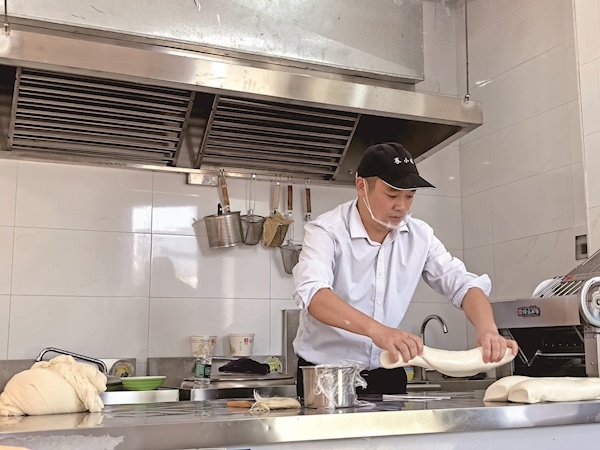 荤素搭配 12元管饱 快餐厅变小哥食堂