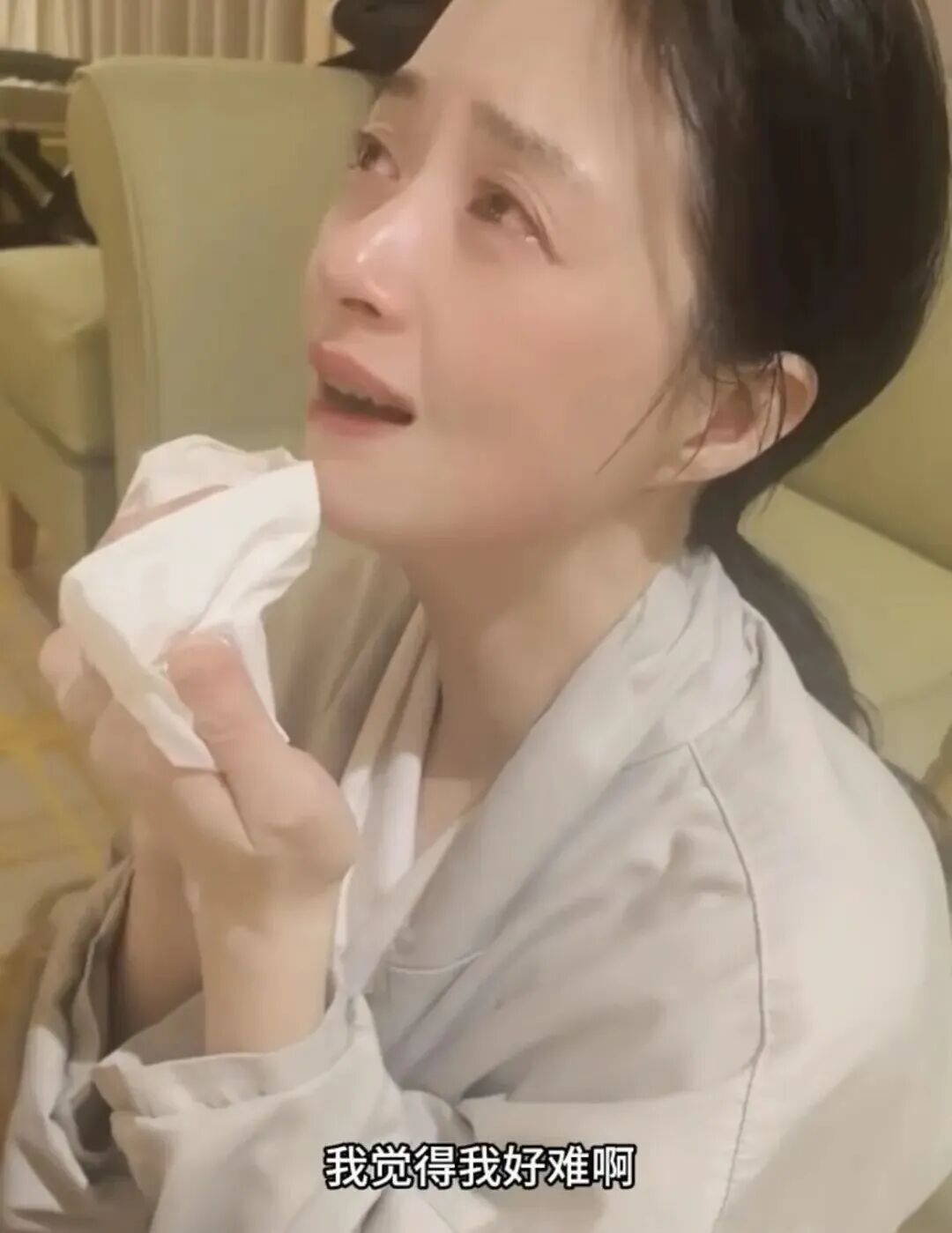 演员蒋欣吃素哭得双眼发红，称不想在红毯上被人觉得丑觉得胖，但又委屈“在家都没吃到好吃的”