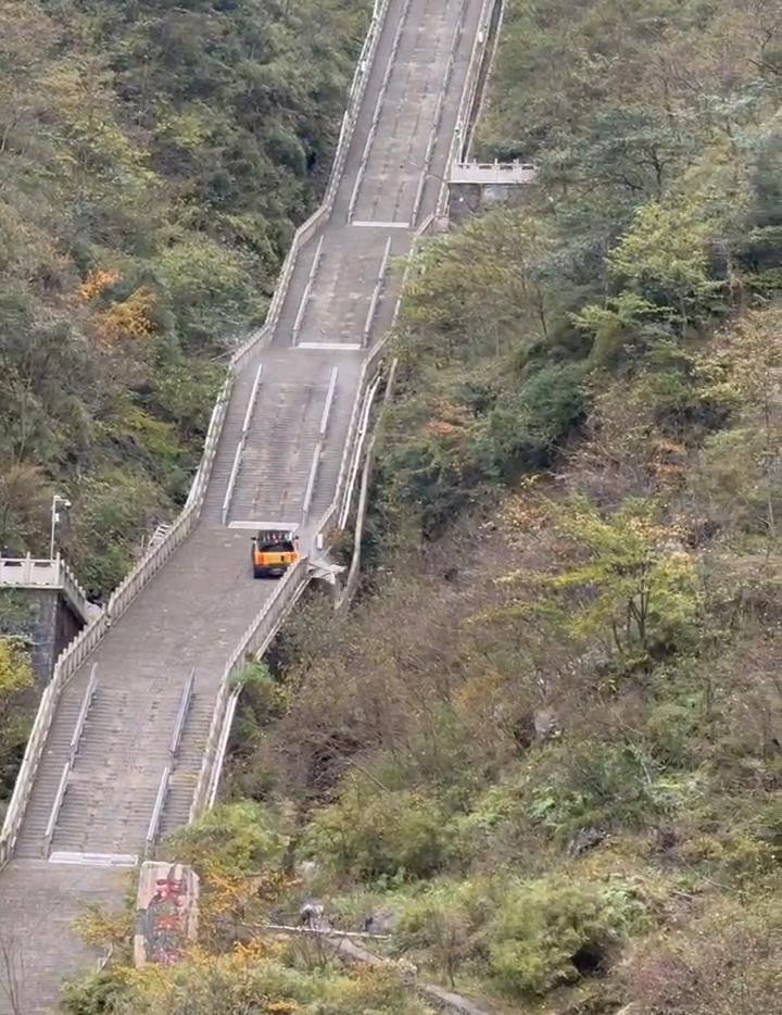 汽车在张家界天门山挑战爬“天梯”，结果溜下台阶撞坏护栏，景区回应