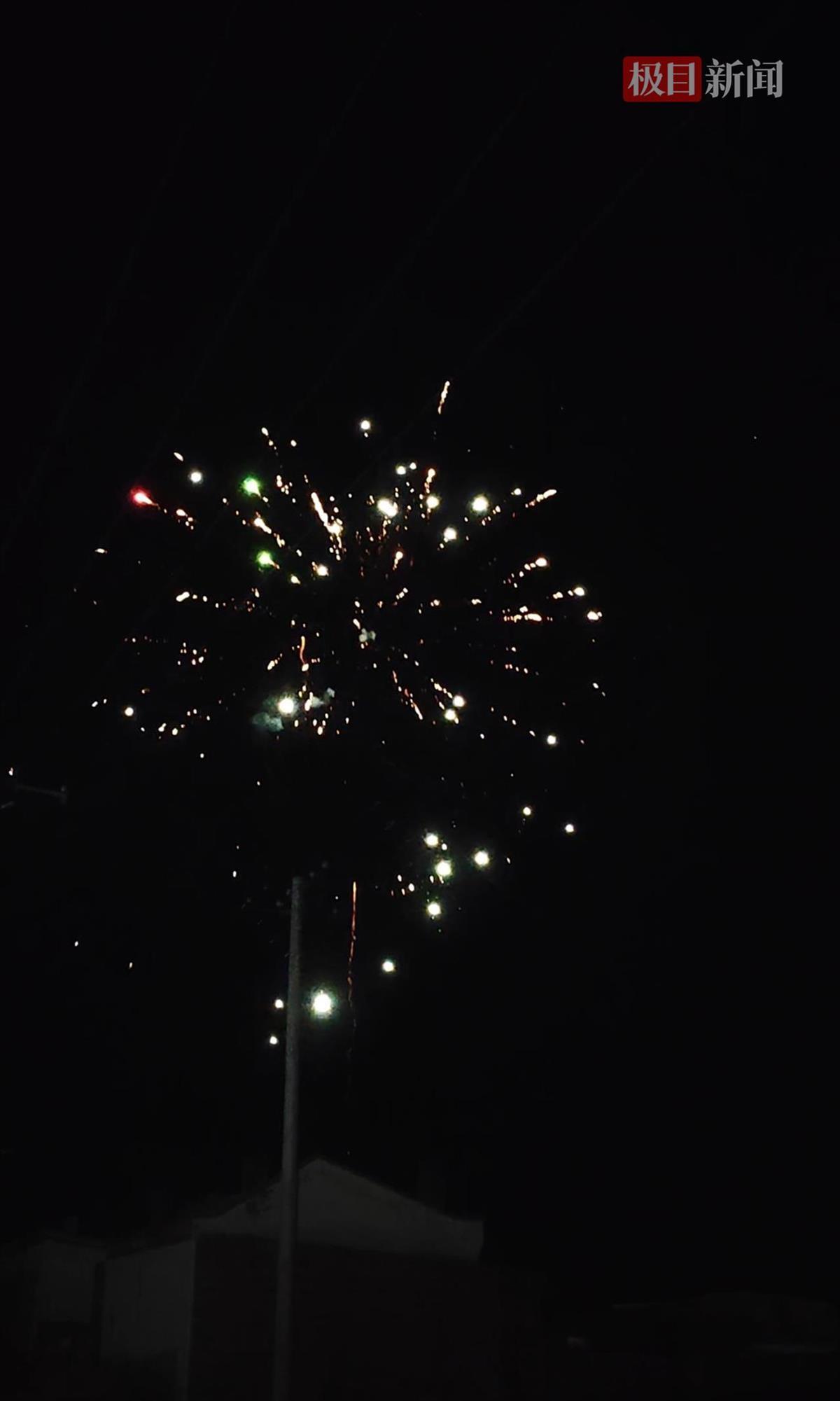 航天员武飞家人放烟花庆祝神舟二十一号发射成功，会熬夜3个多小时待对接成功后再睡觉