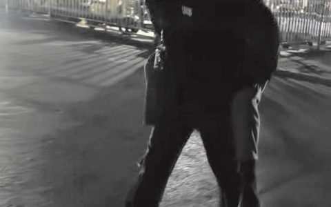 凌晨时分找到走失老人 寒夜里民警背婆婆回家