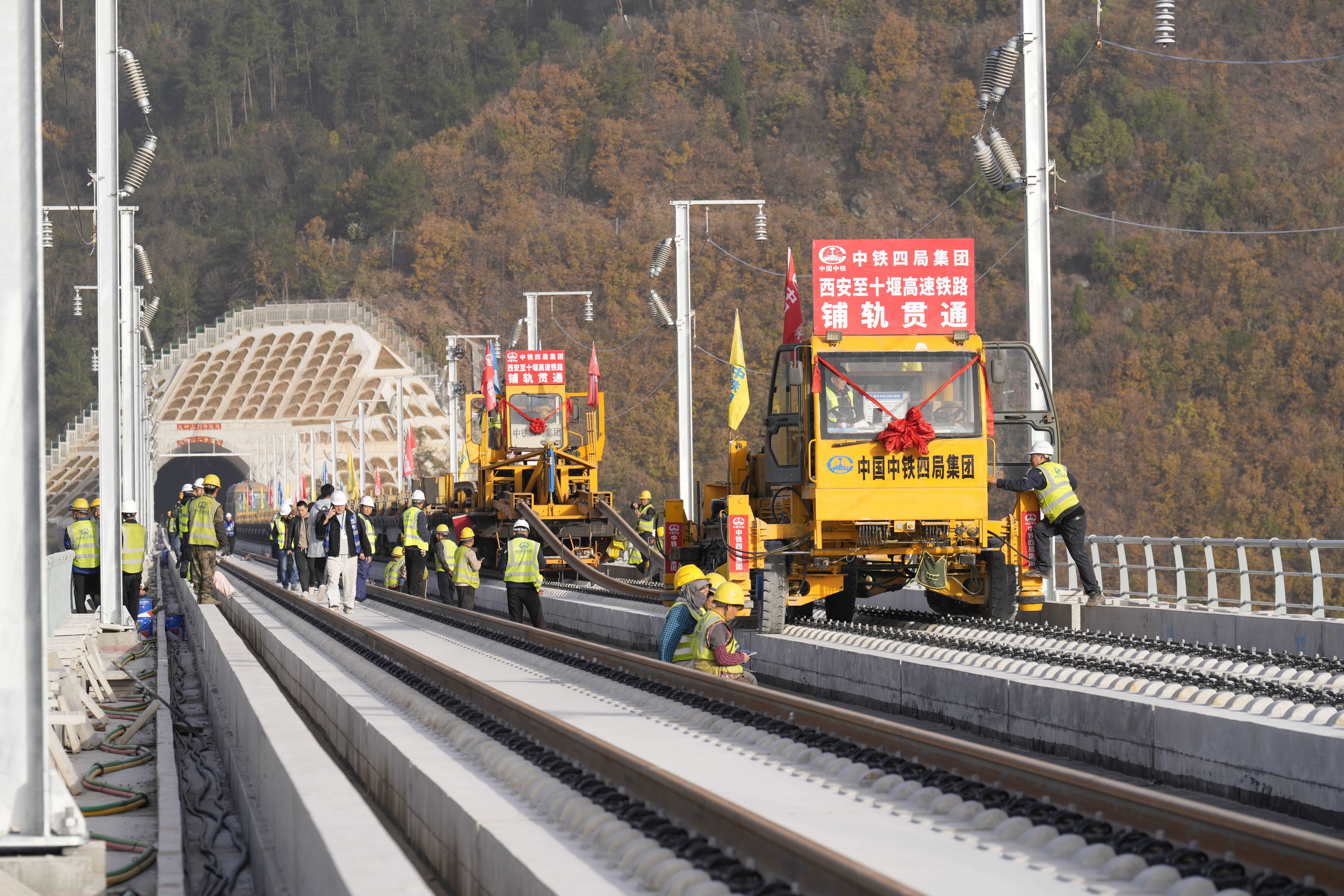 通车在望！西十高铁全线铺轨完成：穿越秦岭山脉，武汉至西安将从5小时缩至2.5小时