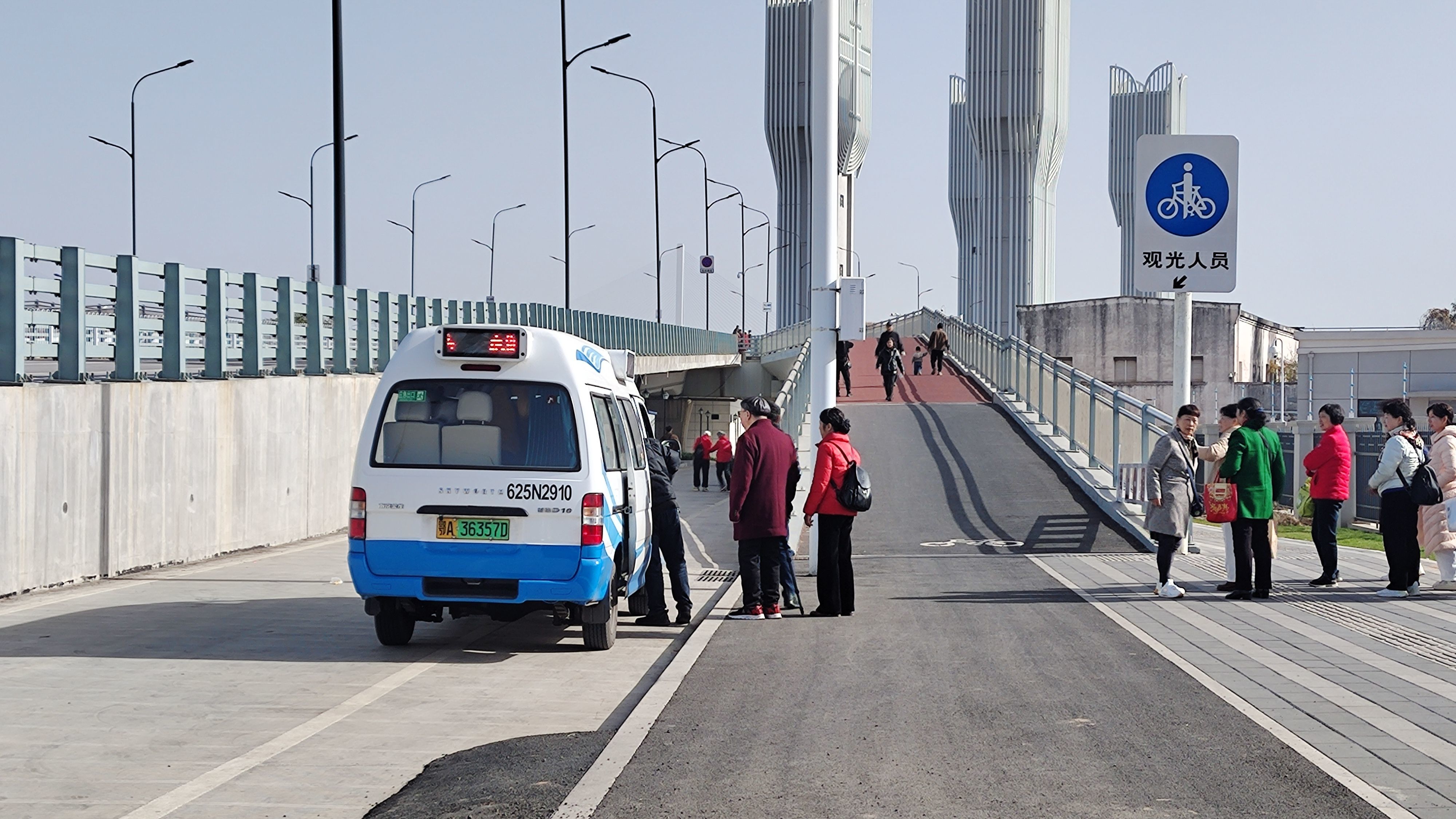 武汉新增“观光专线“微公交，直通右岸大道开启桥