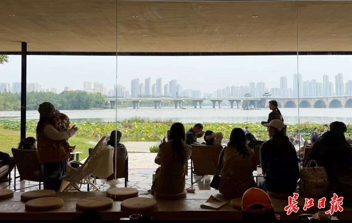 “出片热”背后，一座城市的“集体创作”正在进行