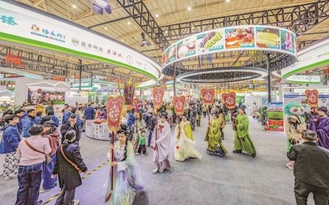 快来看农博会上的“新奇特” 十年葛根重百斤 蔡甸藕王遇挑战