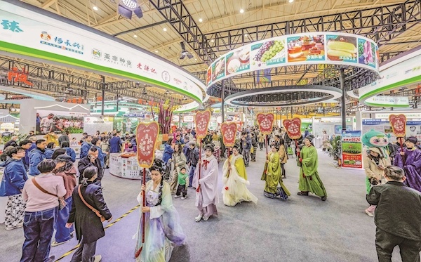 快来看农博会上的“新奇特” 十年葛根重百斤 蔡甸藕王遇挑战