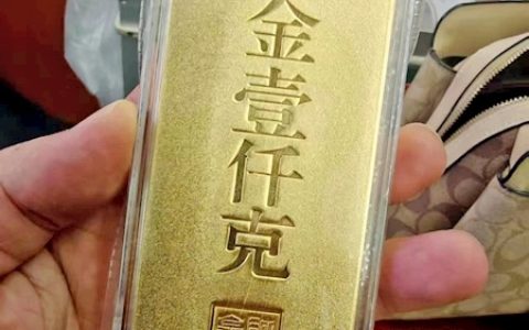 下车后，她才想起价值近百万的金条忘在了高铁上 列车员一小时接力帮忙送回金条