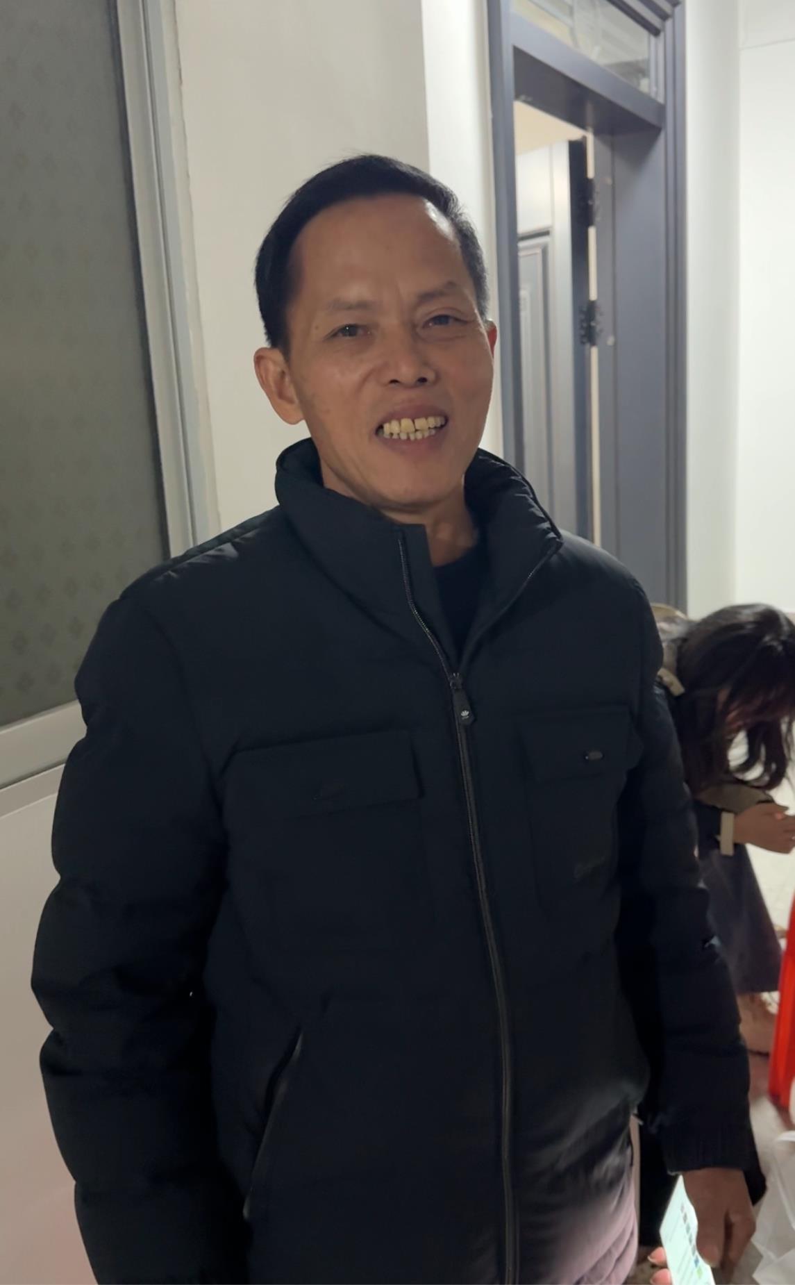 为迎接儿子归家，梁志辉爸爸再次染黑新生的白发