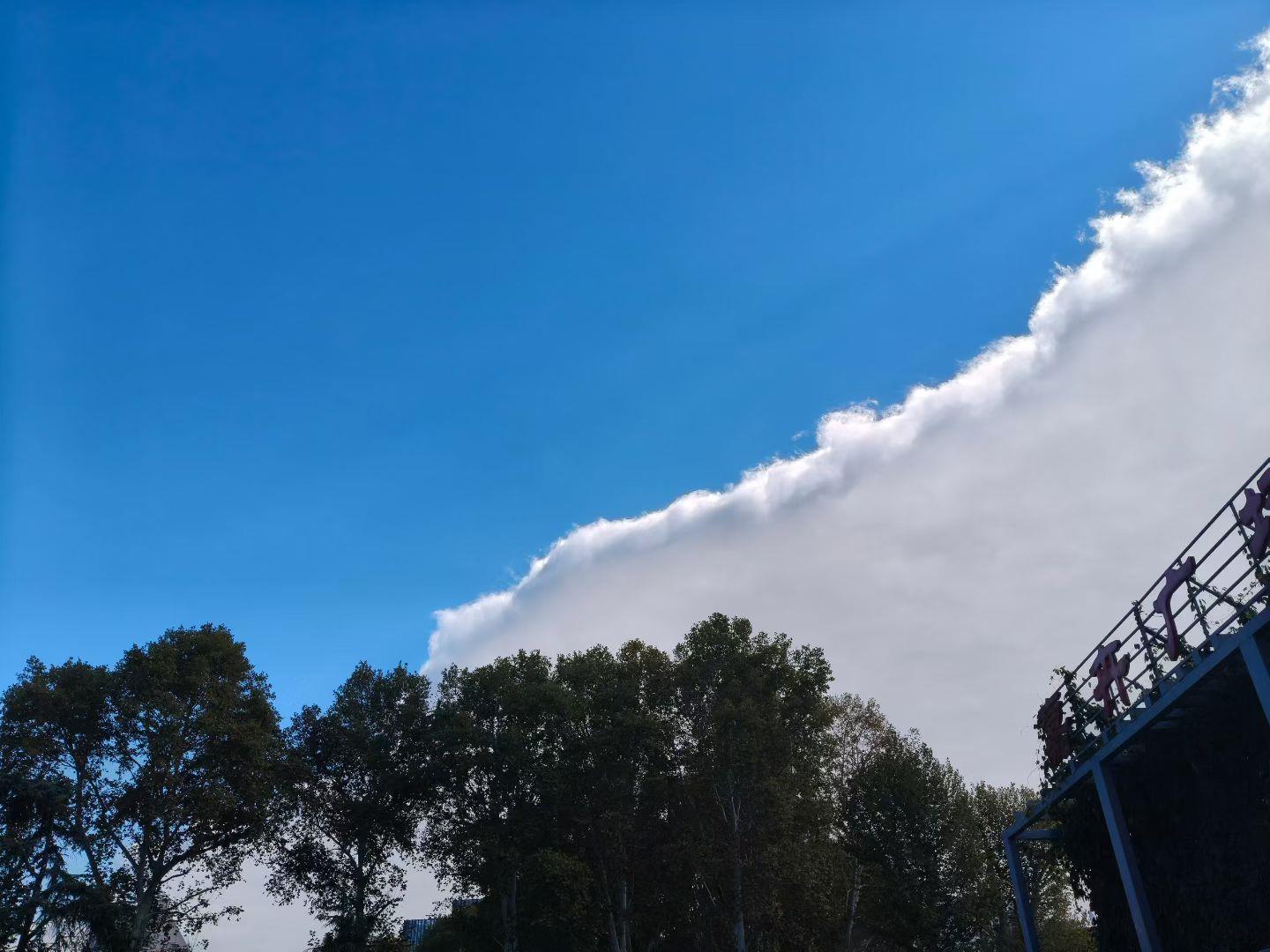蓝天白云，泾渭分明！武汉上空出现“鸳鸯锅”！气象部门：正是冷锋过境具象化了